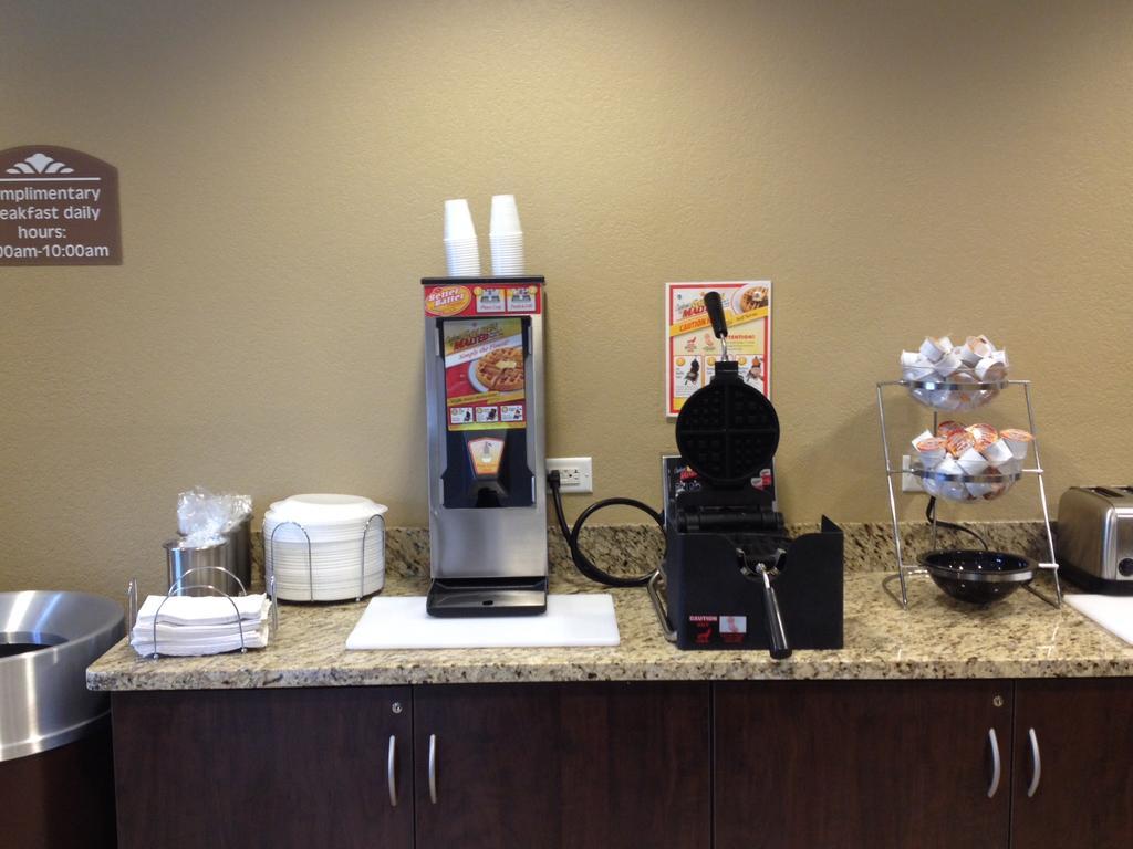 Microtel Inn & Suites By Wyndham Mineral Wells/Parkersburg Экстерьер фото